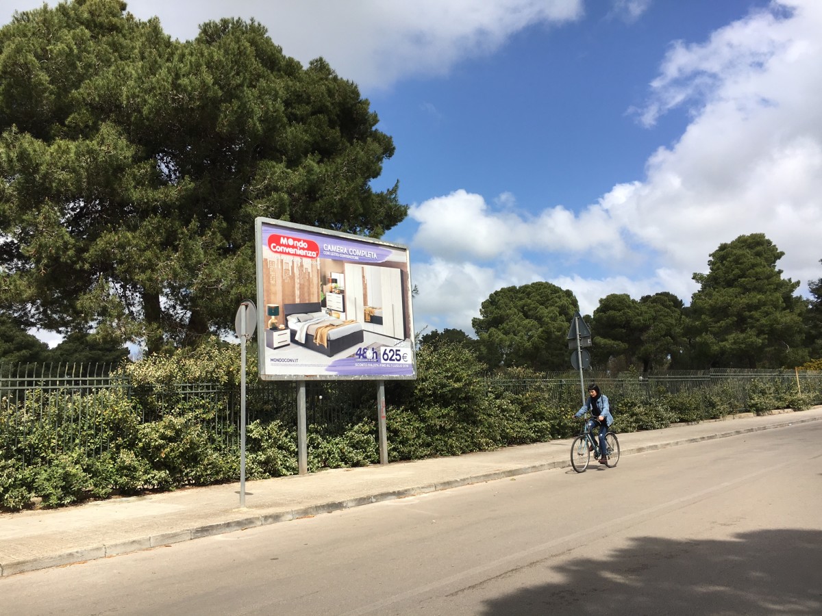 affissioni lecce via vecchia frigole